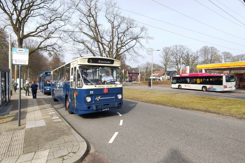 Rondrit met museumbussen door Arnhem